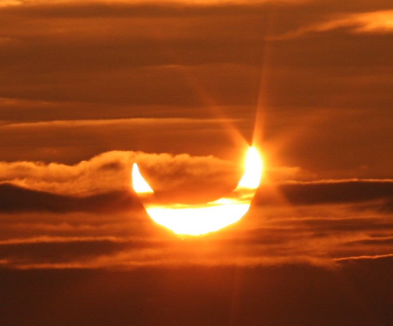 http://spaceweather.com/eclipses/04jan11/Dennis-Put1.jpg?image_name=Dennis-Put-eclipse_1_1294136283.jpg&PHPSESSID=h8rrou61rgom0gph04sro2lr25