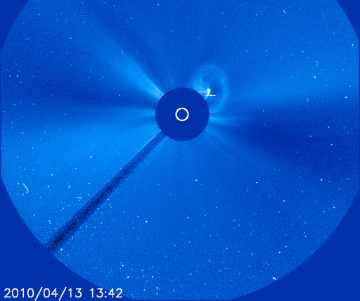 Видеоролик коронального выброса на Солнце 13 апреля 2010 года, сделанный солнечной обсерваторией SOHO