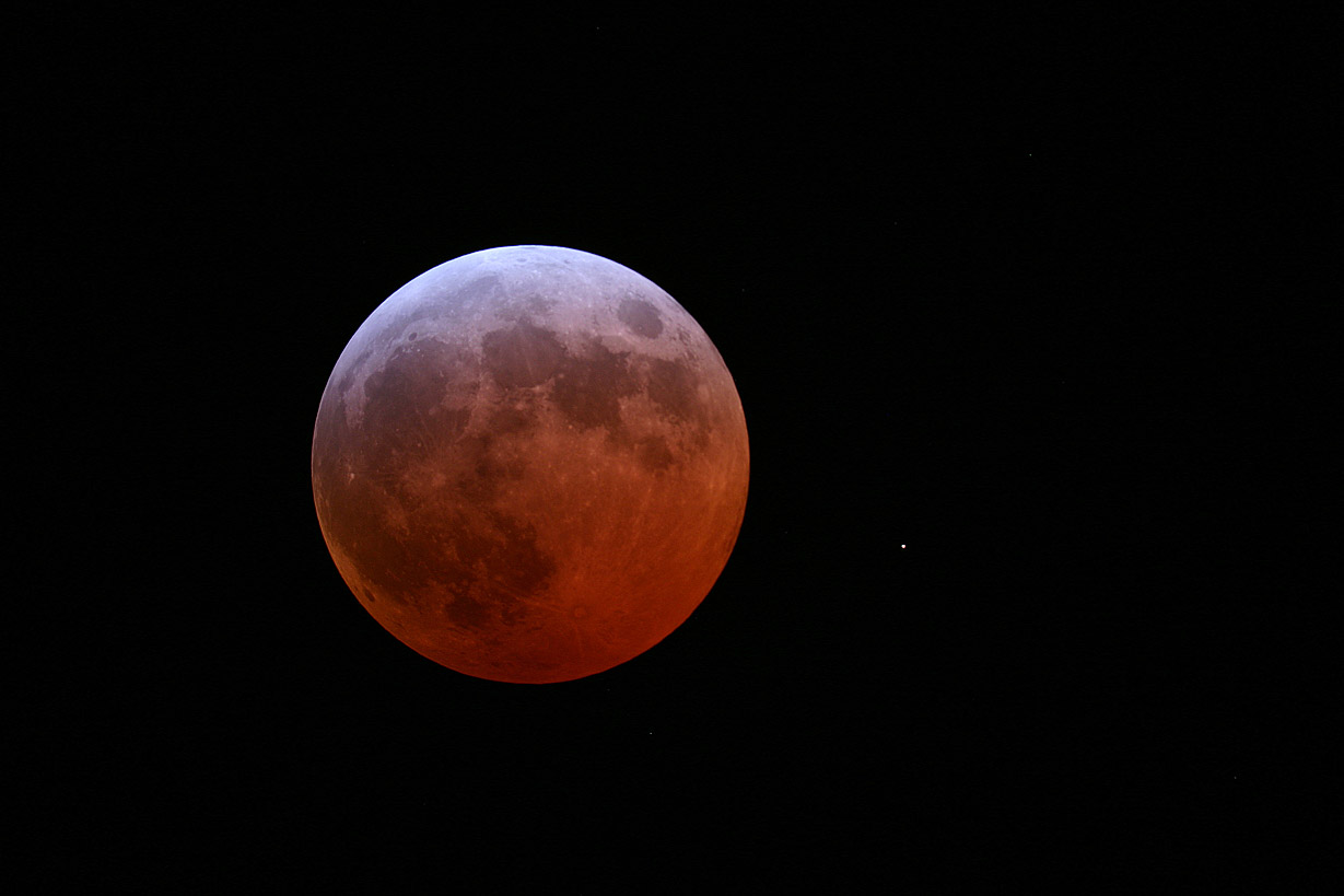 Затмение март 24. Луна видео. Как выглядит лунное затмение. Lunar Equinox reviewer.
