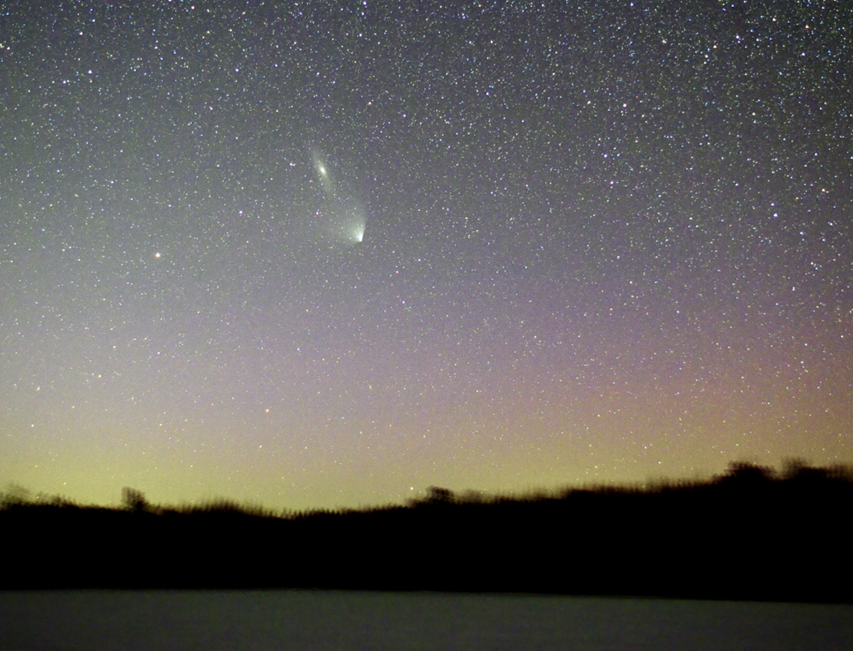 Видемые. Галактика Андромеда на ночном небе. Галактика Андромеды невооруженным глазом. Туманность Андромеды с земли. Галактика Андромеда с земли.
