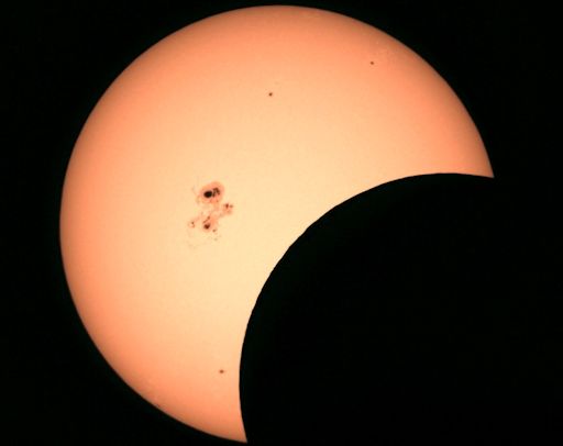 https://spaceweather.com/images2014/23oct14/jyeclipse_strip.jpg