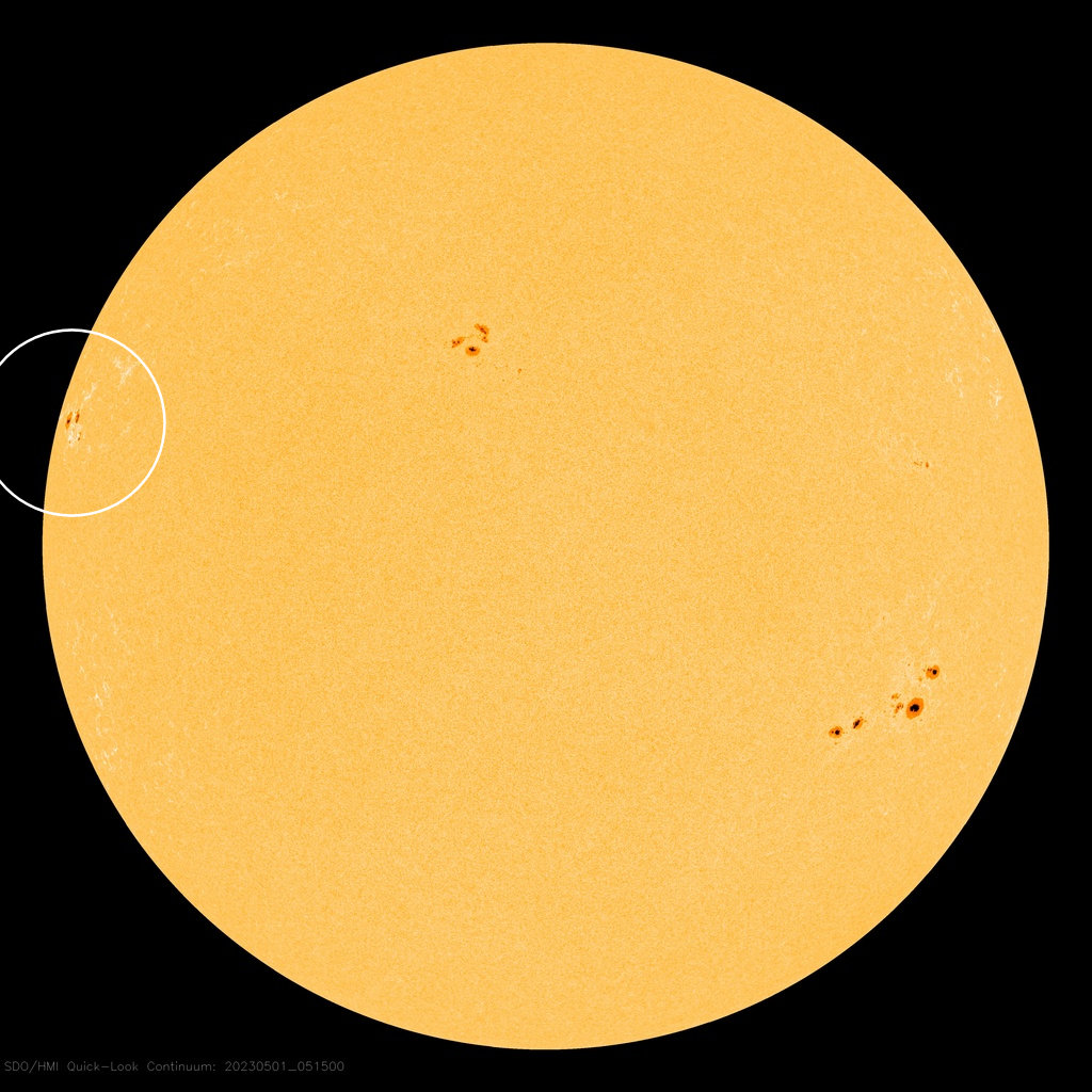 Размеры крупных пятен на солнце. Вспышки на солнце в феврале 2023.
