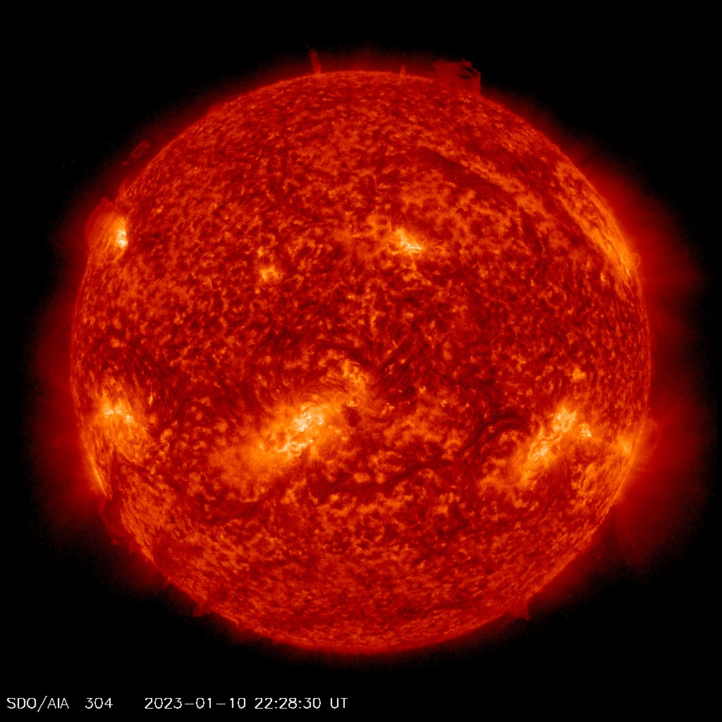 https://spaceweather.com/images2023/10jan23/x1_red.gif