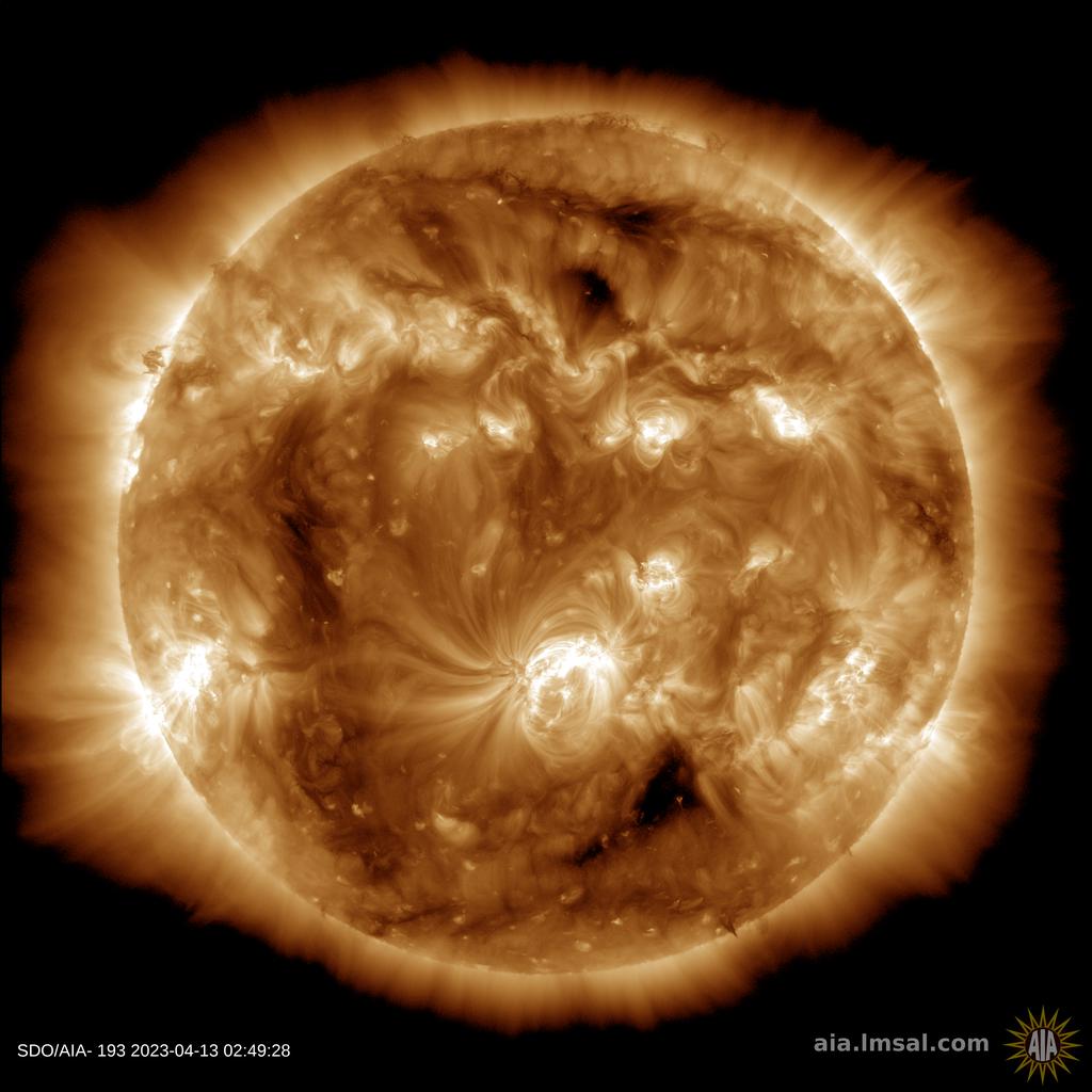 Вспышка на солнце 2023 ноябрь. Корональная дыра на солнце. Черная дыра на солнце 2023.