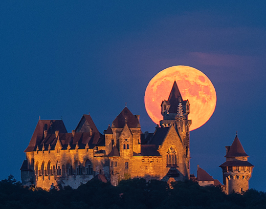 La Lune des Fraises au-dessus du château de Freuzenstein
